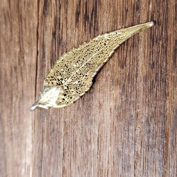 P131 gold tone harvest floss leaf pendant - Picture 1 of 2